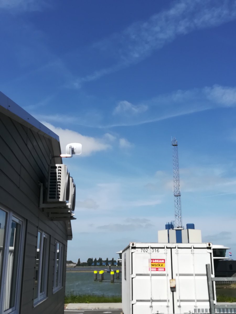 ColoCenter's tweet image. Gisteren voor de krve, een belangrijke organisatie voor de #Rotterdamse #haven, een tijdelijke straalverbinding opgeleverd in samenwerking met @SignetISP . De tijdelijke loods is de komende twee jaar mede door ons voorzien van snel internet. Weer een tevreden klant!