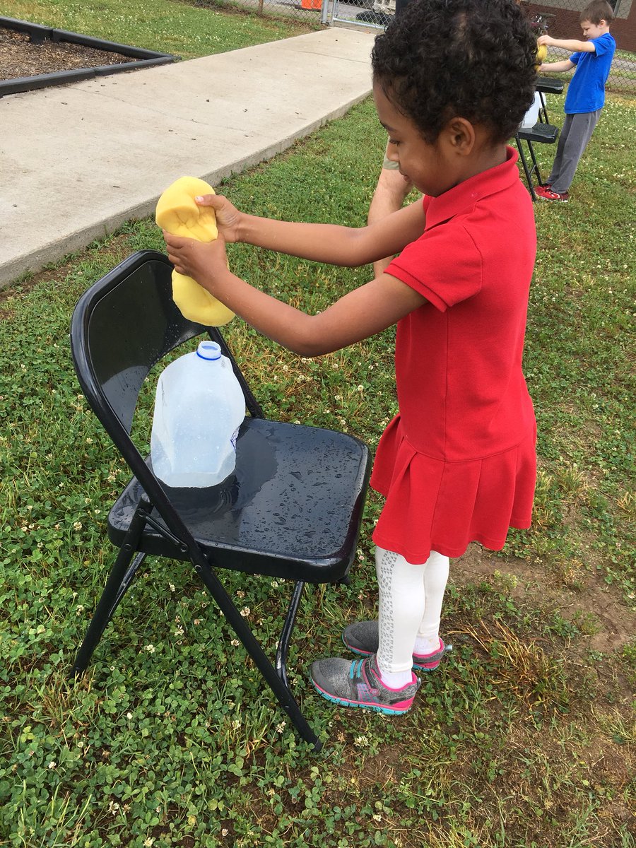 suzannejohnso81's tweet photo. Field Day @InglewoodES is filled with water! #Julia and #Jacqueline used time-tested strategies for the Fill The Bottle Relay!! :) #FieldDay2018 #IES #BathNight https://t.co/ZaPvqkF4dA