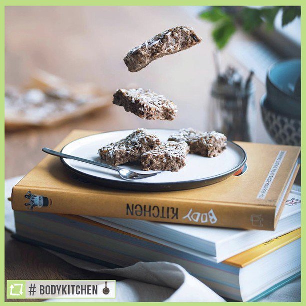 body_kitchen's tweet photo. So gut, dass man glatt abheben könnte 🚀: die Banana Bread Bites von @paulakraemer! Vielen Dank für dieses großartige Bild an @scorpionmind, die das Raw Bite Rezept im gelben Body Kitchen Buch auf Seite 186 gefunden hat 👍. #bodykitchen #repost #banana… https://t.co/AAjWKlMXde https://t.co/GNgex0DkPP