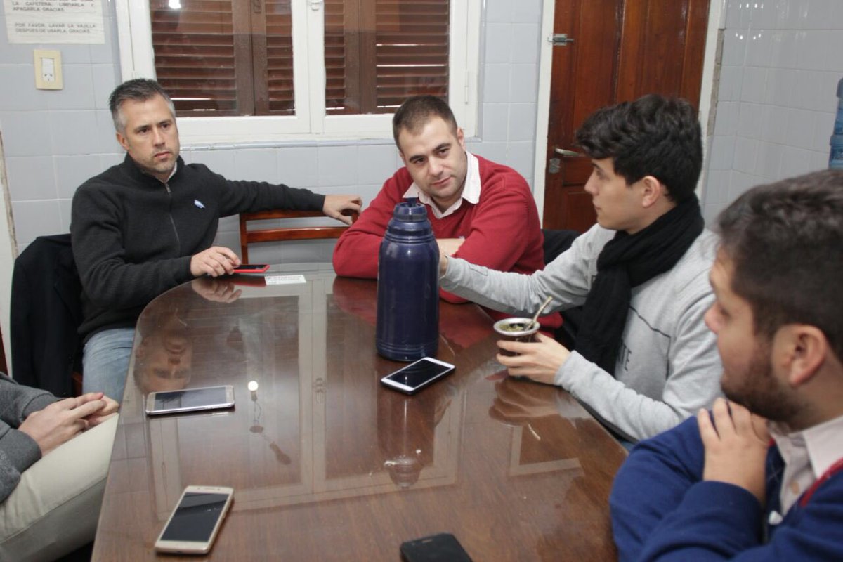 leandrobusatto's tweet photo. Junto a @RossiAgustinOk nos reunimos con lxs compañerxs de @JaqueFcjs, debatimos sobre el peronismo en la #FCJS y nos contaron de los proyectos que tienen para la facultad! https://t.co/JeYLiil9Xm