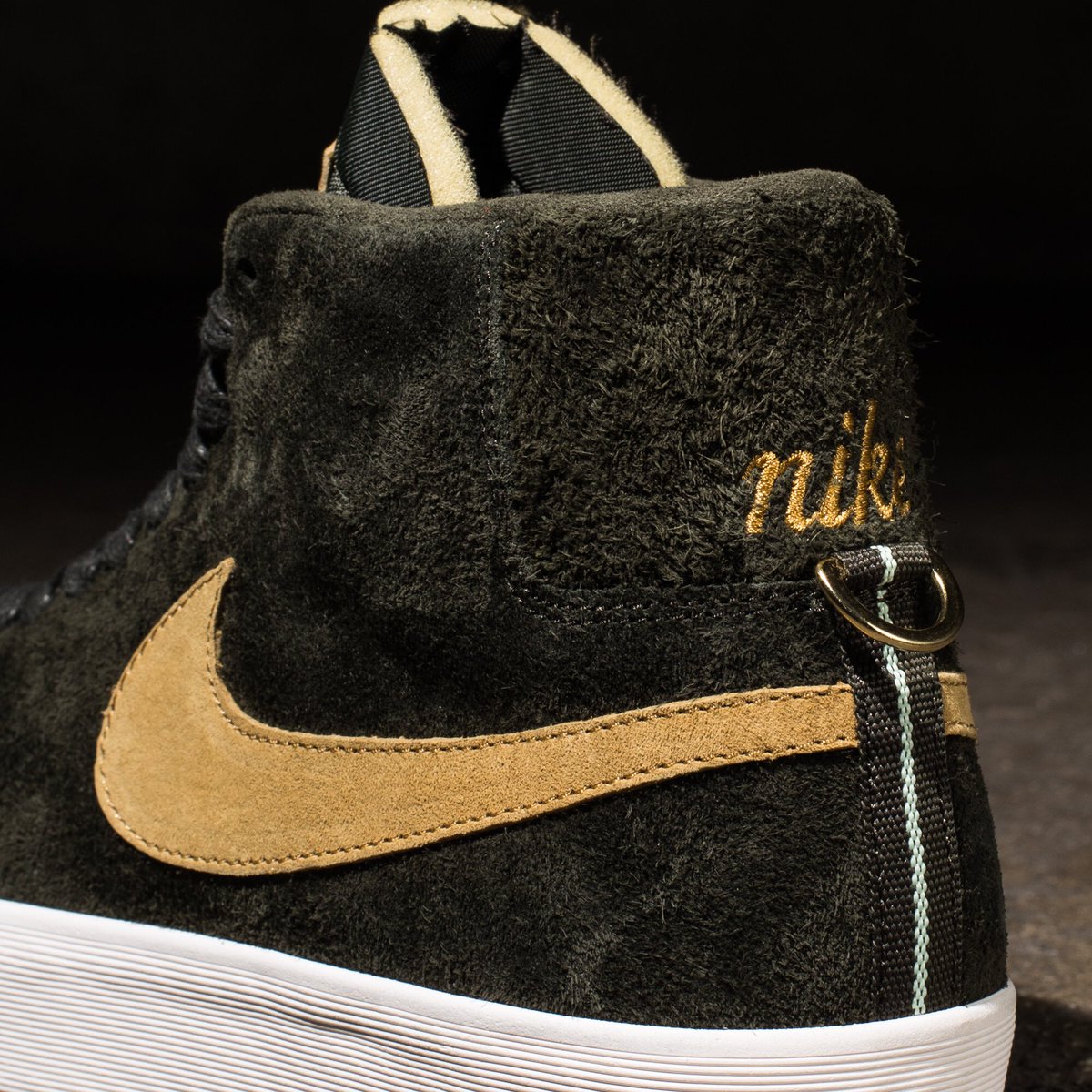 UNDEFEATED_SF's tweet photo. Nike SB Zoom Blazer Mid QS "Cut Here" // Available Saturday 5/19 at All Undefeated Chapter Stores and https://t.co/ERy4xfwwLm https://t.co/rpApI3far2