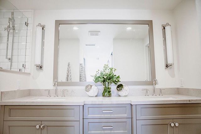 NicollsDesign's tweet photo. #ArubaBendProject • Love a good double-sink, master bath situation 👌🏼 • #NicollsDesignBuild
Interior Design : @Bungalow56Living
Photo : @KristenVincentPhotography .
.
.
.
.
#homedesign #homestyle #coronado #sandiego #interiordecoration #houzz #homein… https://t.co/sGea3md0Vm https://t.co/j6FkLJIhLm