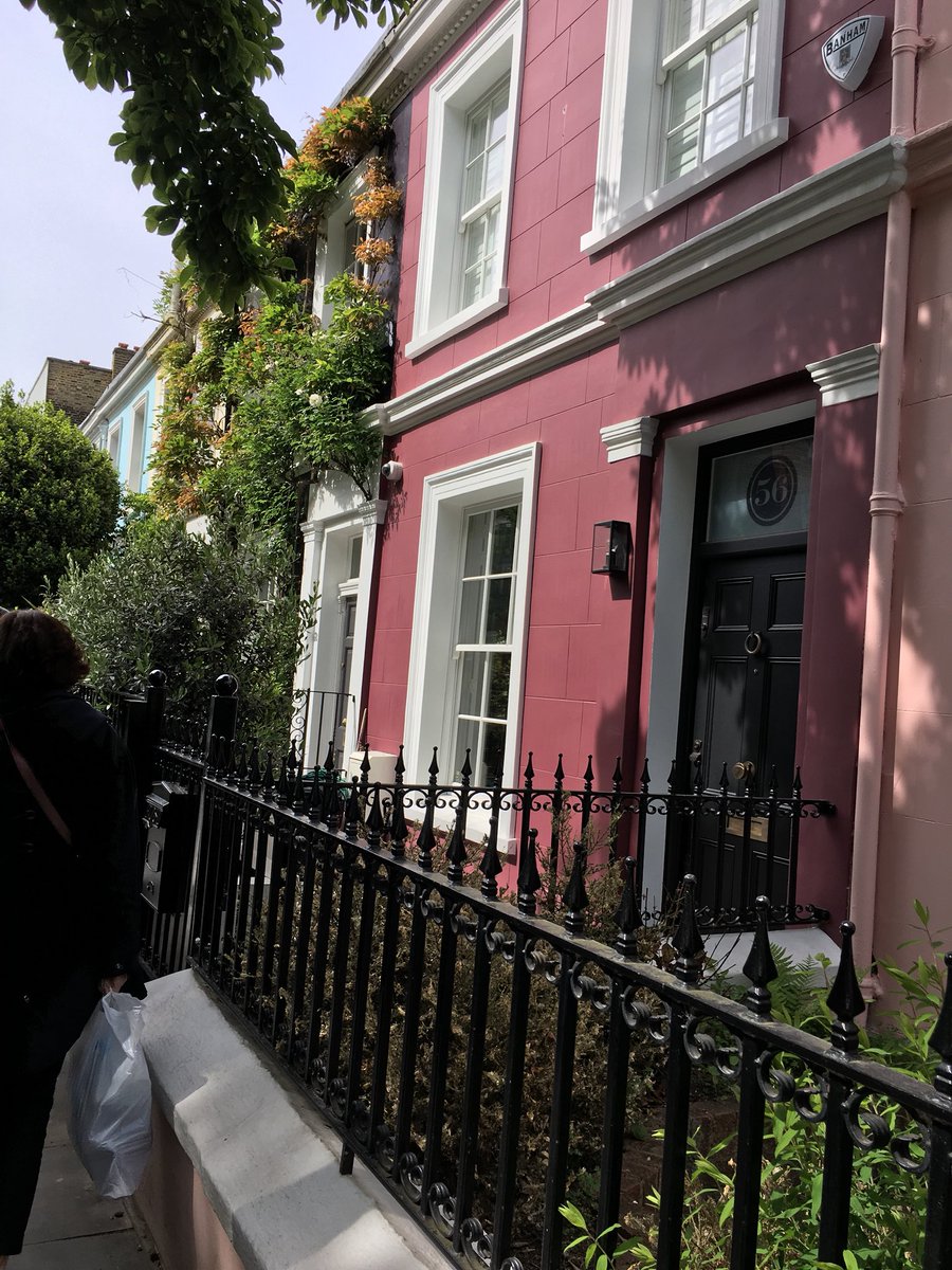 amelie_stauri's tweet photo. Visite des quartiers de Notting Hill avec @atchiamaA https://t.co/bTWeaNzZwT