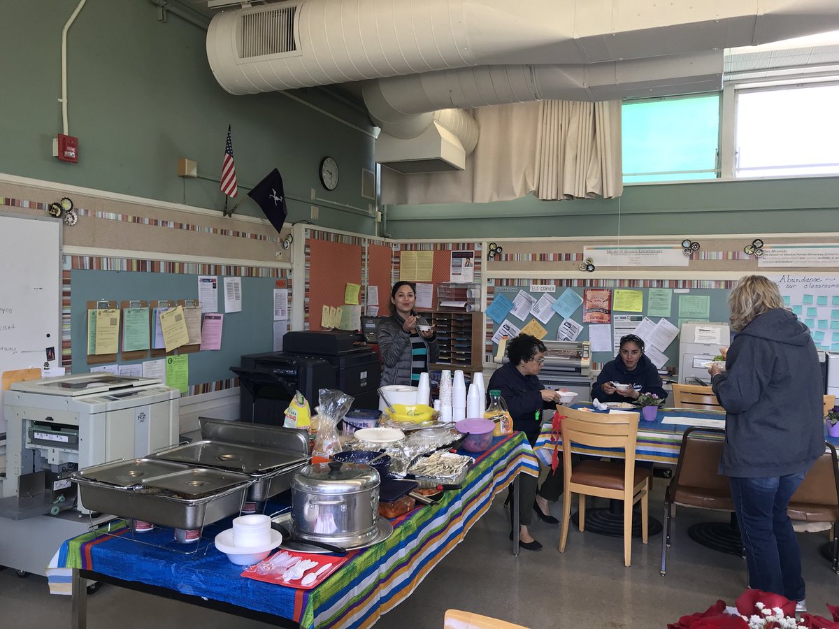 MeadowHomesElem's tweet photo. Teachers begin taking advantage of a PTA Luncheon spread! Thanks to MHE PTA for showing your appreciation for our staff! @MtDiabloUSD #MHErocks https://t.co/ozskJcqDGq