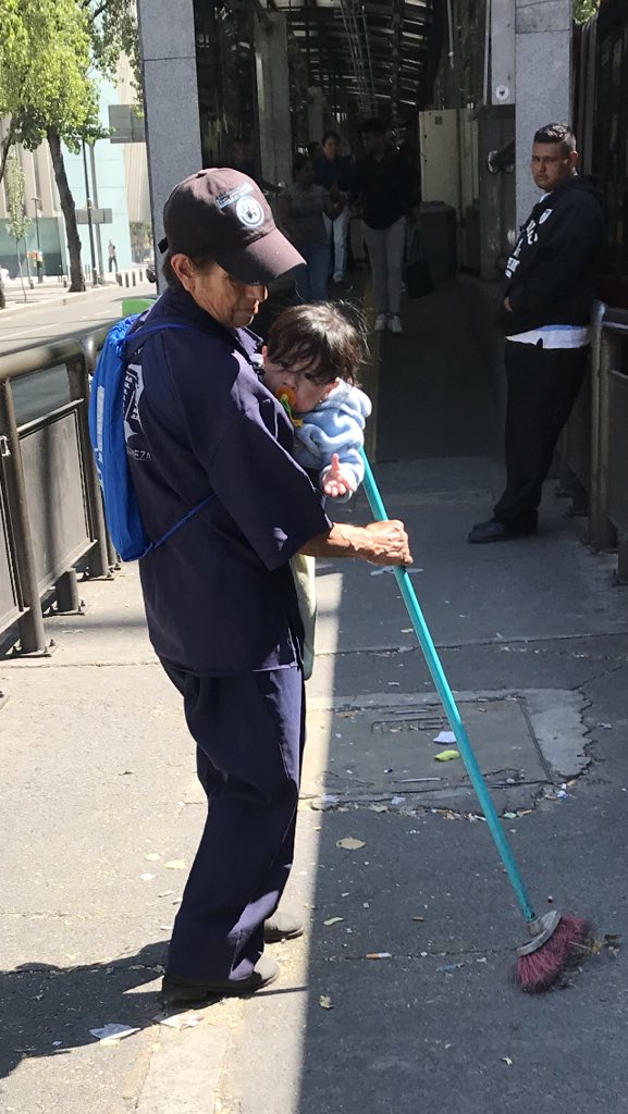AUGUSTO_X's tweet photo. Me dio tristeza ver a esta persona de avanzada edad trabajando con su nieto en brazos. Ninguno de los dos debería estar así. Miles de casos como este y en peores circunstancias. Me gustaría algún día ver a México, bien. @lopezobrador_ @RicardoAnayaC @JoseAMeadeK  @JaimeRdzNL https://t.co/FsBvK1fwzM