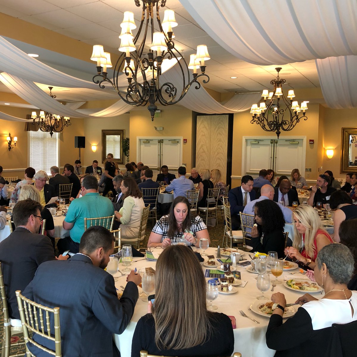CltKarenPrice's tweet photo. Happening now: Transportation Conversation with @CATSRideTransit John Lewis, @TonyLathropLaw @NCDOT and @CLTgov Taiwo Jaiyeoba #NorthChapter @cltchamber, hosted by North Stone Country Club. @CLTChamberBob @StacksOfStyle https://t.co/n2vHM1NVeP