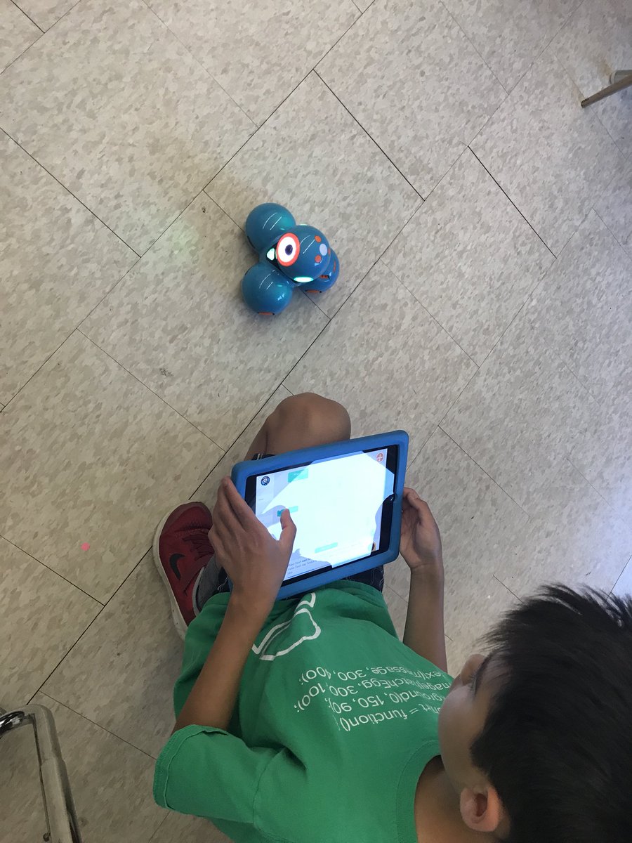 laclassedemmes's tweet image. Mme Berky and I are running our second @JFFete2018 expérience for some Grade 3/4 boys! #kidcoders #HourofCode @PlayCraftLearn @kodable @WonderWorkshop