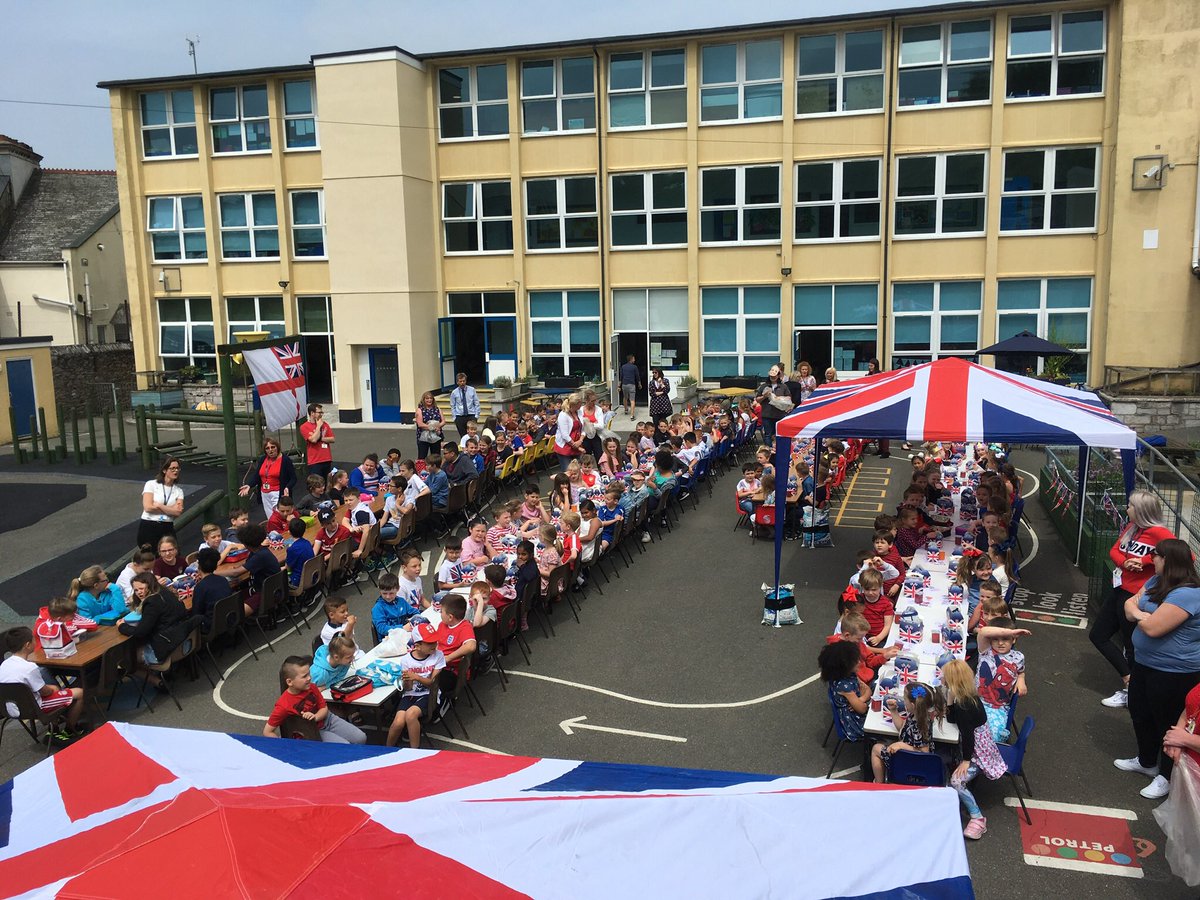 DrakePrimary's tweet photo. We all enjoyed today's royal celebration! The weather was kind. Great fun was had at our 'street' party. Thank you to Iain and the team for putting on an amazing buffet lunch. #catered #reachsouth https://t.co/9V7zQc12qM