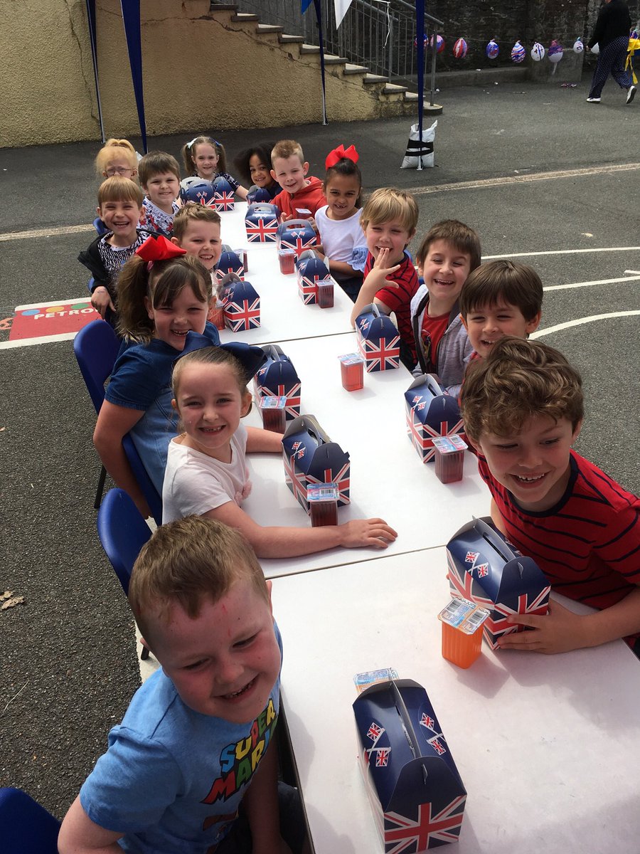 DrakePrimary's tweet photo. We all enjoyed today's royal celebration! The weather was kind. Great fun was had at our 'street' party. Thank you to Iain and the team for putting on an amazing buffet lunch. #catered #reachsouth https://t.co/9V7zQc12qM
