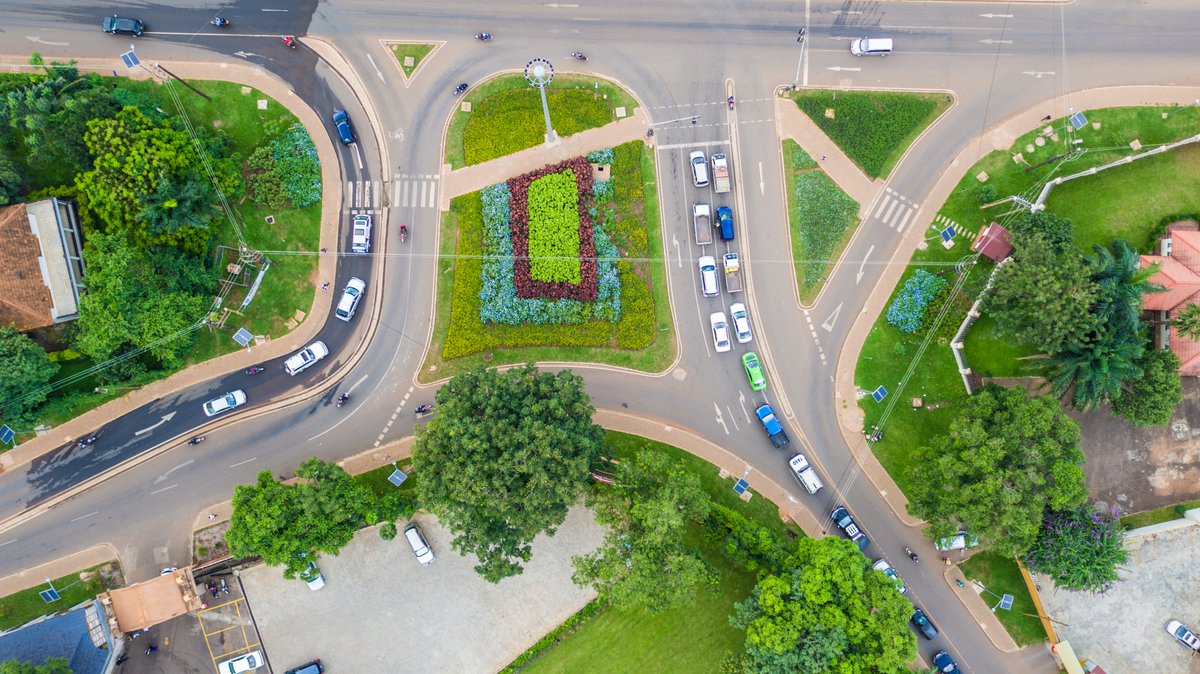 KCCAUG's tweet photo. We would like to greatly appreciate all of you that are observing lane discipline, respecting road signage, traffic signals &amp; other motorists on the move. Pl'se keep at it because it's critical for the safety of every road user. 
 ⌘📷 #AirKCCA https://t.co/tSi5Gn1jiN #KCCAatWork https://t.co/iKhsLbrNrW
