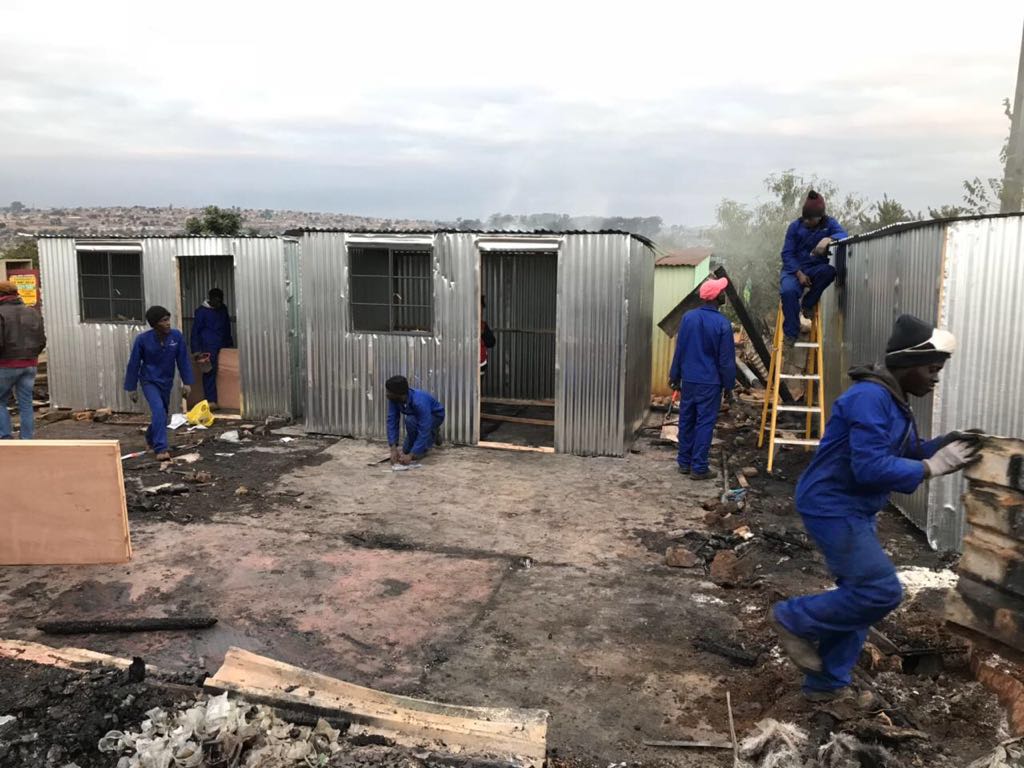City_Press's tweet photo. MT @Hlengi: How Ramaphosa and co resolved the Tswelopele shack fire #ThumaMina https://t.co/l1DmPQddga