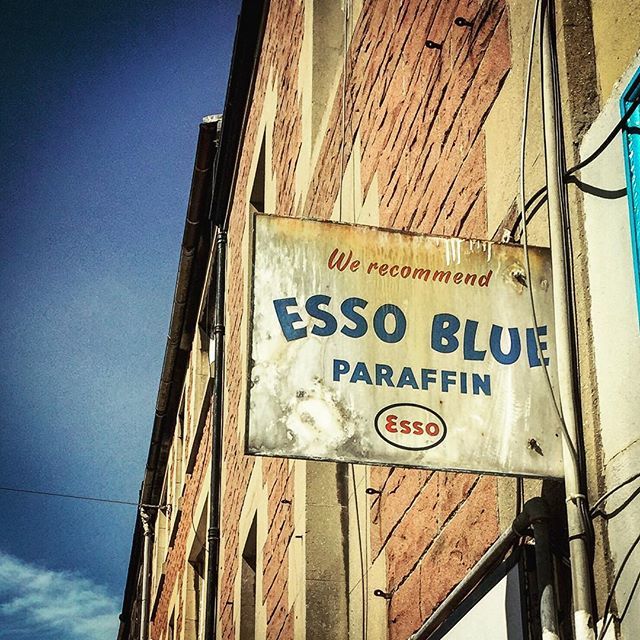 alexisfleisig's tweet photo. Recommending Esso Blue
#sign #signage #signgeeks #signjunkie #signcollective #vintagesign #everything_signage #rsa_streetview #roadsidebritain #signsunited #signofgrime https://t.co/jhfLX3Yy7G https://t.co/roMISM0LPb