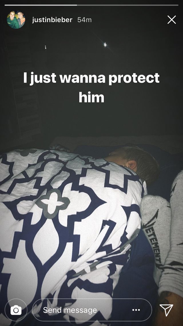 bieberpakiss's tweet photo. justin is the sweetest big brother. MY HEART IS SO FREAKING HAPPY https://t.co/5WeYYGKCFC