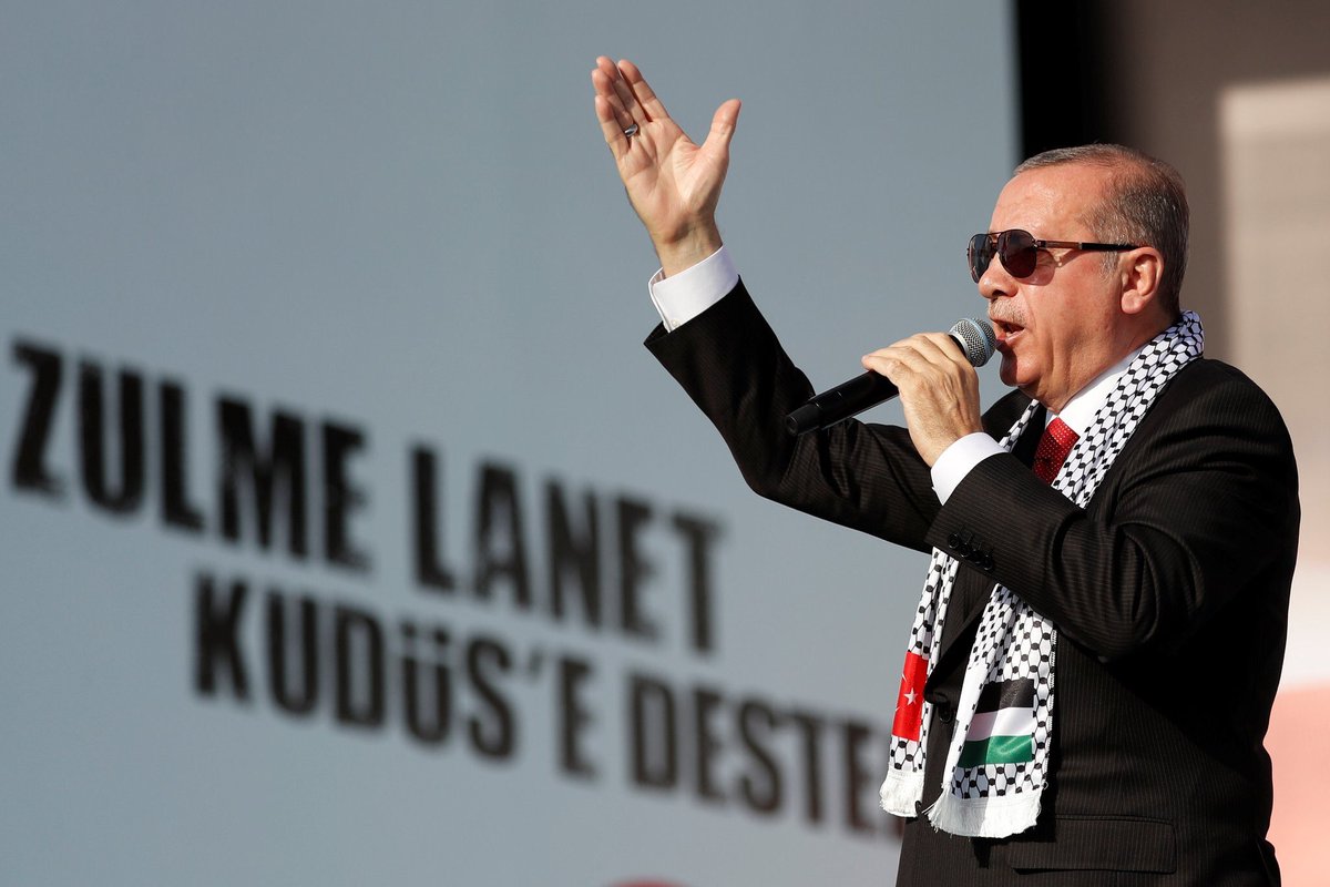 NadeebQa's tweet photo. TRT| أردوغان: سأتحدث بصراحة، إن المسلمين بقدر ماهم أشداء على بعضهم في صراعاتهم الداخلية، فإنهم لا يتحلون بالشجاعة أمام خصومهم
#نديب_قطر https://t.co/Swzrj0jGev