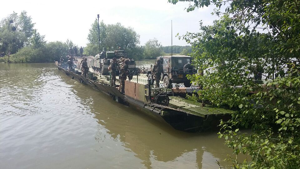 Prefet77's tweet photo. #Dircab77 #SPProvins #DDSP77 @Sdis77 assistent à une manœuvre militaire avec franchissement de la Seine en Bassée Francilienne. Le but : placer les jeunes lieutenants en situation de responsabilité et parachever leur formation de spécialisation. #DMD77 https://t.co/qKRcG75XlT