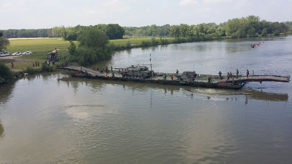 Prefet77's tweet photo. #Dircab77 #SPProvins #DDSP77 @Sdis77 assistent à une manœuvre militaire avec franchissement de la Seine en Bassée Francilienne. Le but : placer les jeunes lieutenants en situation de responsabilité et parachever leur formation de spécialisation. #DMD77 https://t.co/qKRcG75XlT