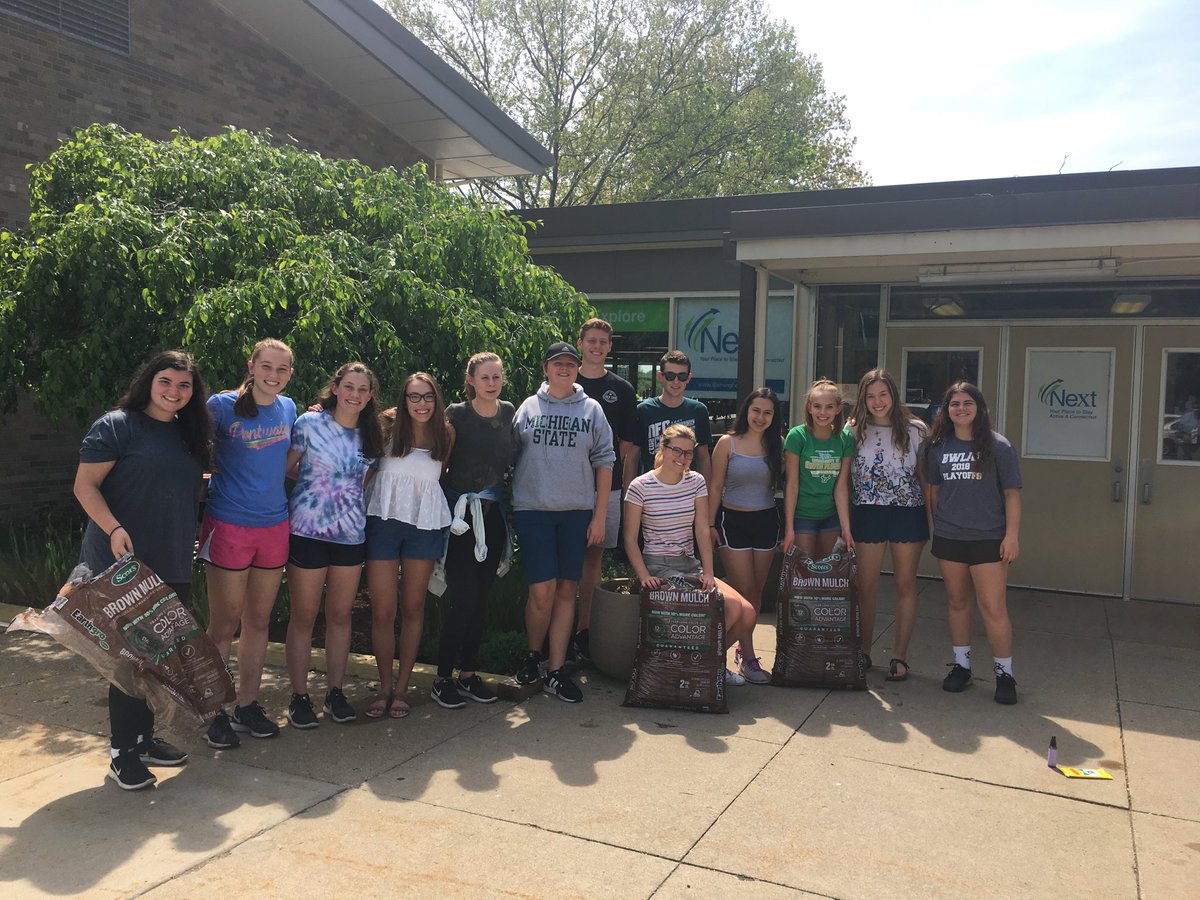 Thank you Seaholm Club SOS for helping NEXT with gardening yesterday! <a href="/BirminghamPS/">Birmingham Schools</a> <a href="/BirminghamNext/">Next-Stay Active</a> 
😊👍🌱🌷🌼