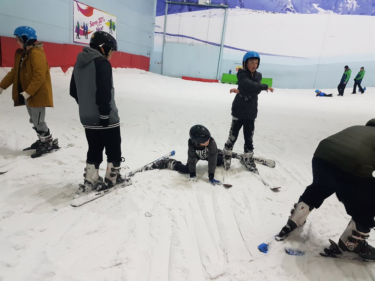 MissRimmerMLP's tweet photo. Standing up in skiis is not easy 😂😂😂 @MabLanePri https://t.co/TzQ1s64bLB