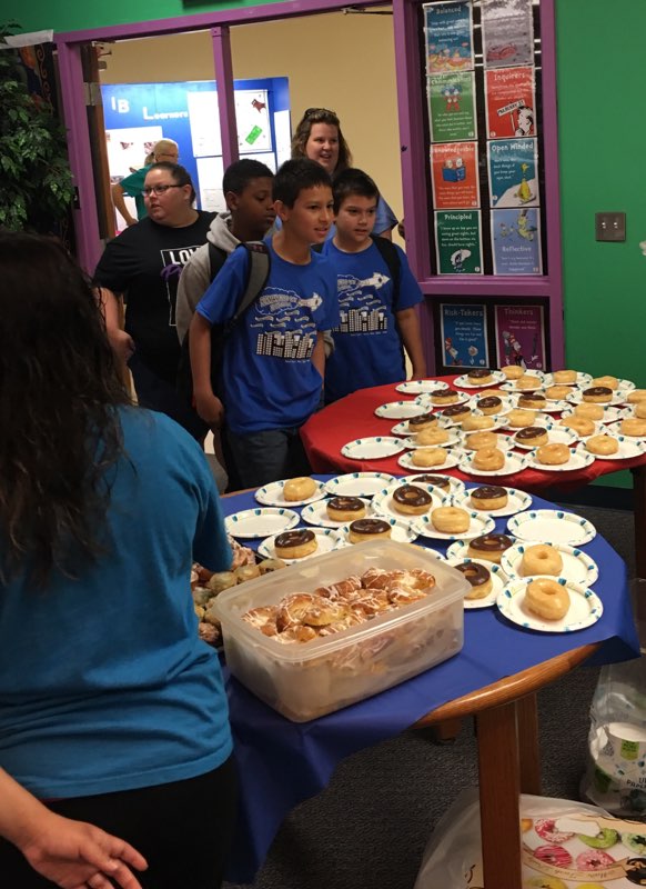 BormanPYP's tweet photo. Borman kicks off the day with Pastries with Parents and jumps into Coach Shapley's field day!  @dentonisd #IBDenton @MicheleSandefur https://t.co/PU1BVOZ59T