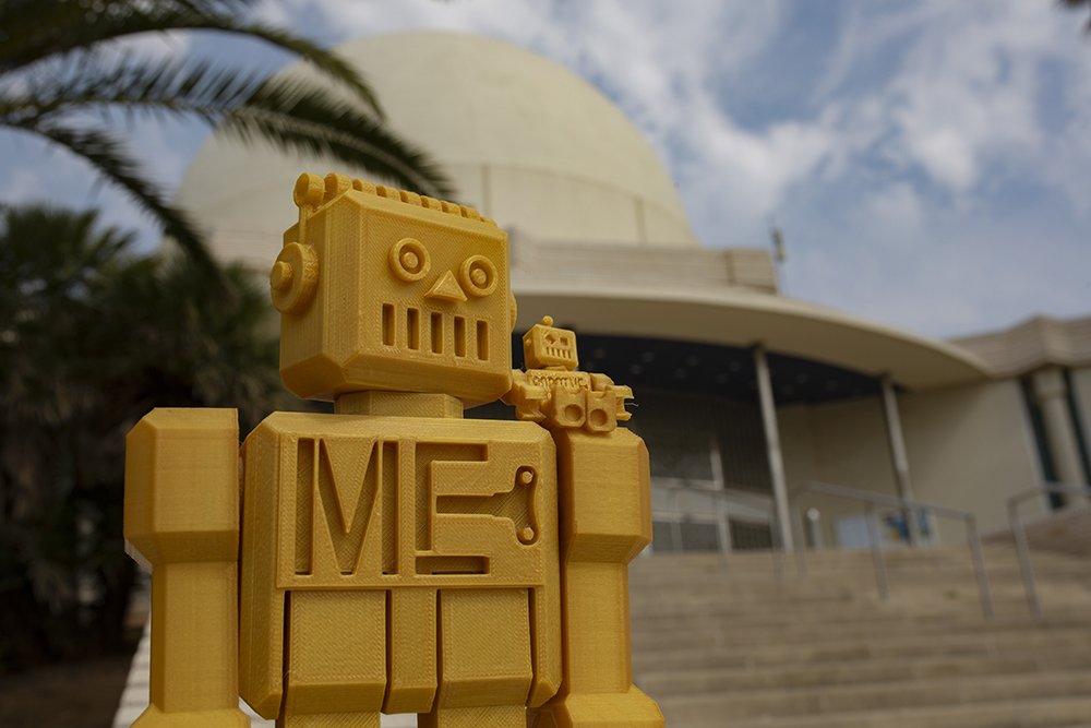 robotme_es's tweet photo. ¿Alguna pista sobre dónde estaremos mañana? Sí, volvemos a @PlanetariCs para jugar y aprender con impresoras 3D, #mBots y mucha imaginación. La misión Plantea Ri arranca la segunda fase en 3, 2, 1.... despegando 🚀🚀🚀 #3dprinter #Robotics #Scratch #learning https://t.co/qCFMYs33KX