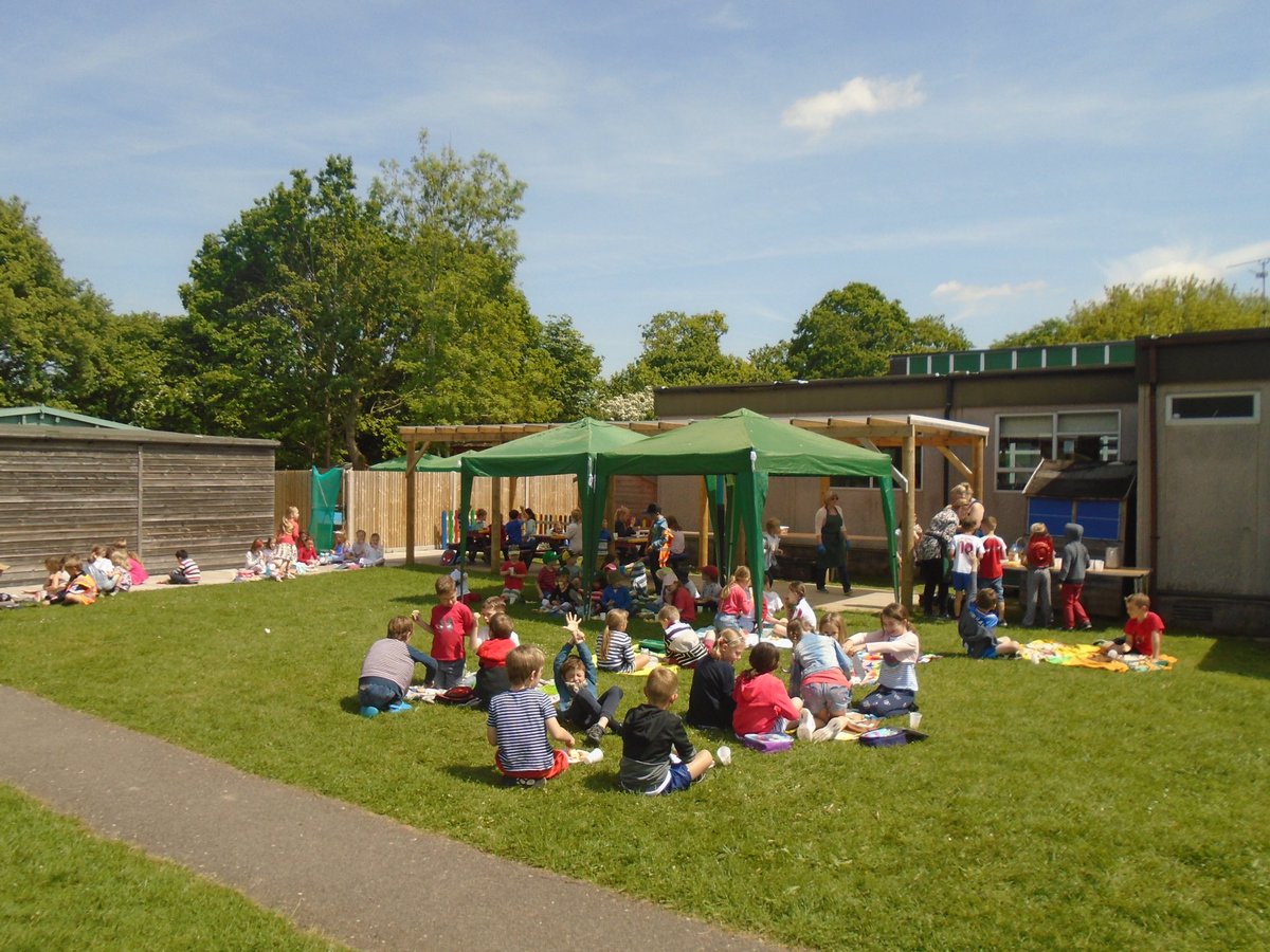 The children had a great royal wedding picnic for lunch today. Thank you Jen and easy lunch for organising. #RoyalWedding #picnic
