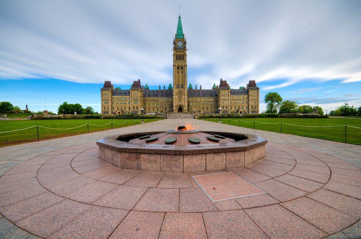 Canadasflame's tweet photo. Happy #longweekend. If you plan on visiting @ottawacity, make sure to make your way to #parliamenthill to see the #centennialflame #keepcanadasflame https://t.co/FwIGCR6A6V