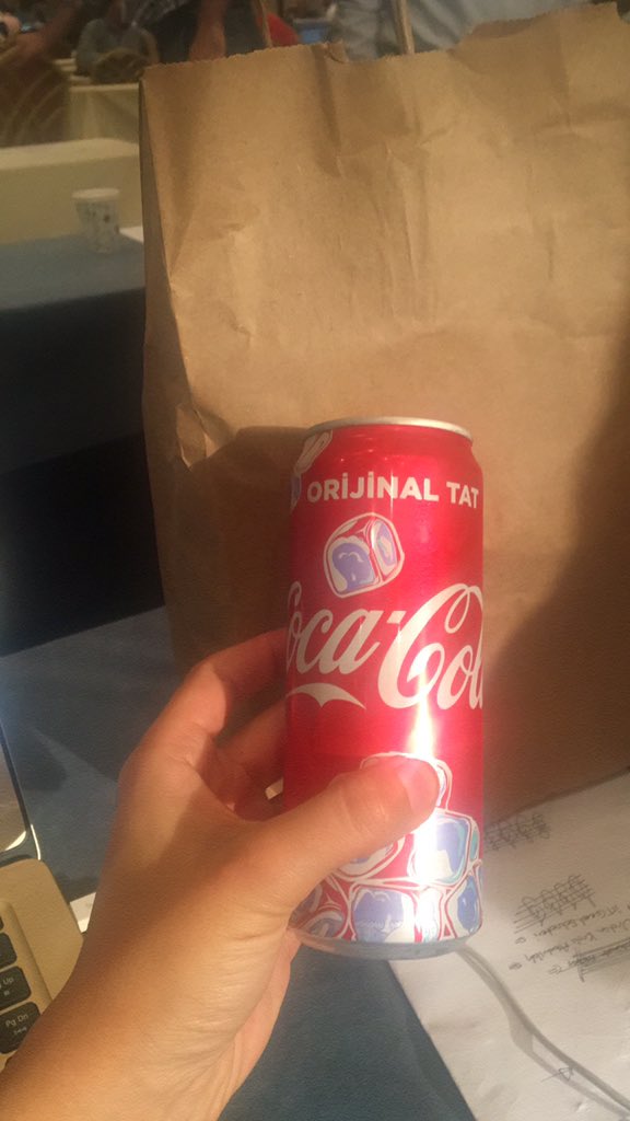İslam İşbirliği Teşkilatı (İİT) Olağanüstü Kudüs Toplantısı'nı takip ediyorum. 
İftar paketinde Coca-Cola ikram ettiler, şaka gibi!
