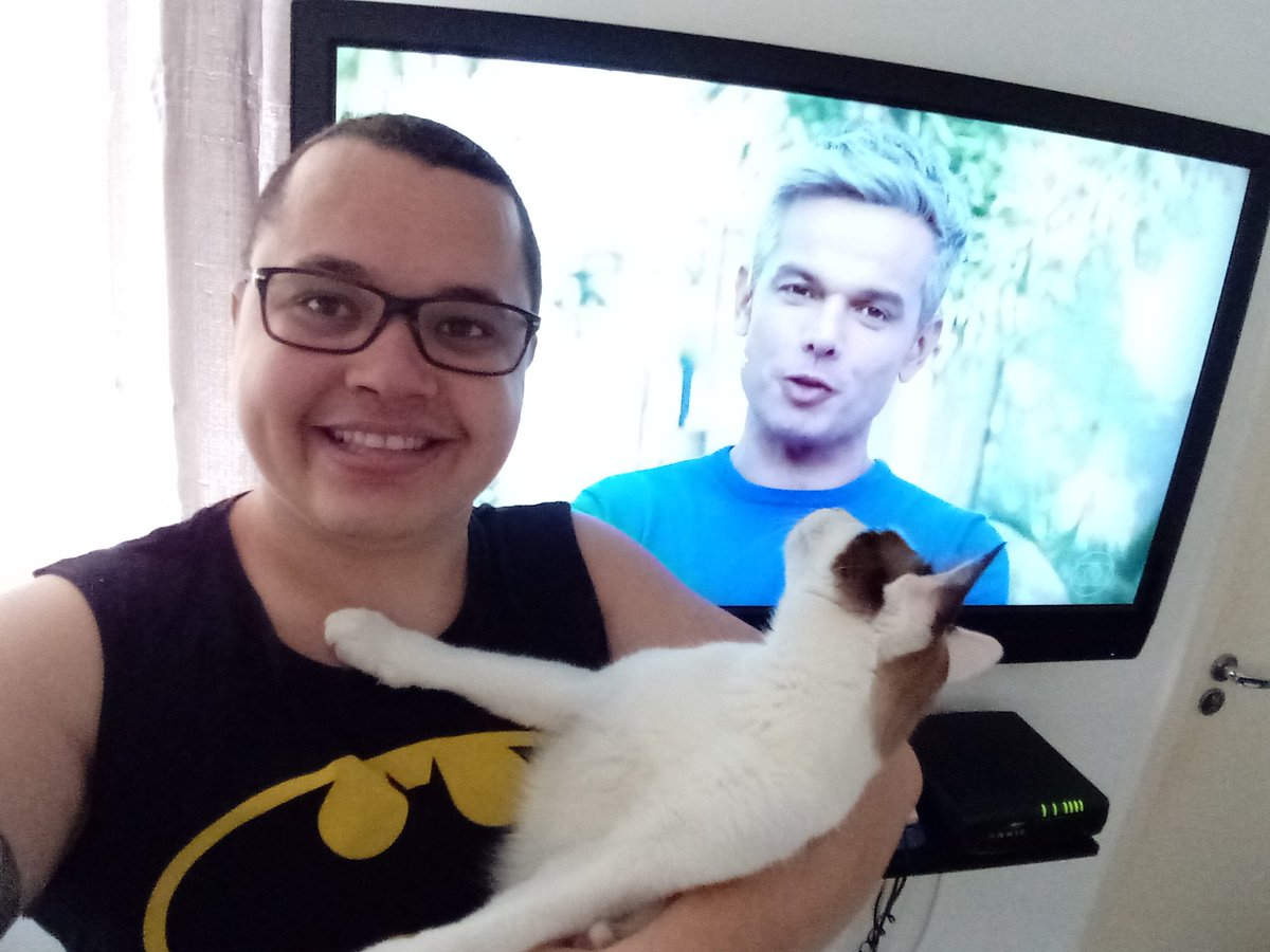 Buialves's tweet photo. Théo nao tira o olho do video Show nem para uma foto #VideoShowAoVivo https://t.co/14o4hh3bTg