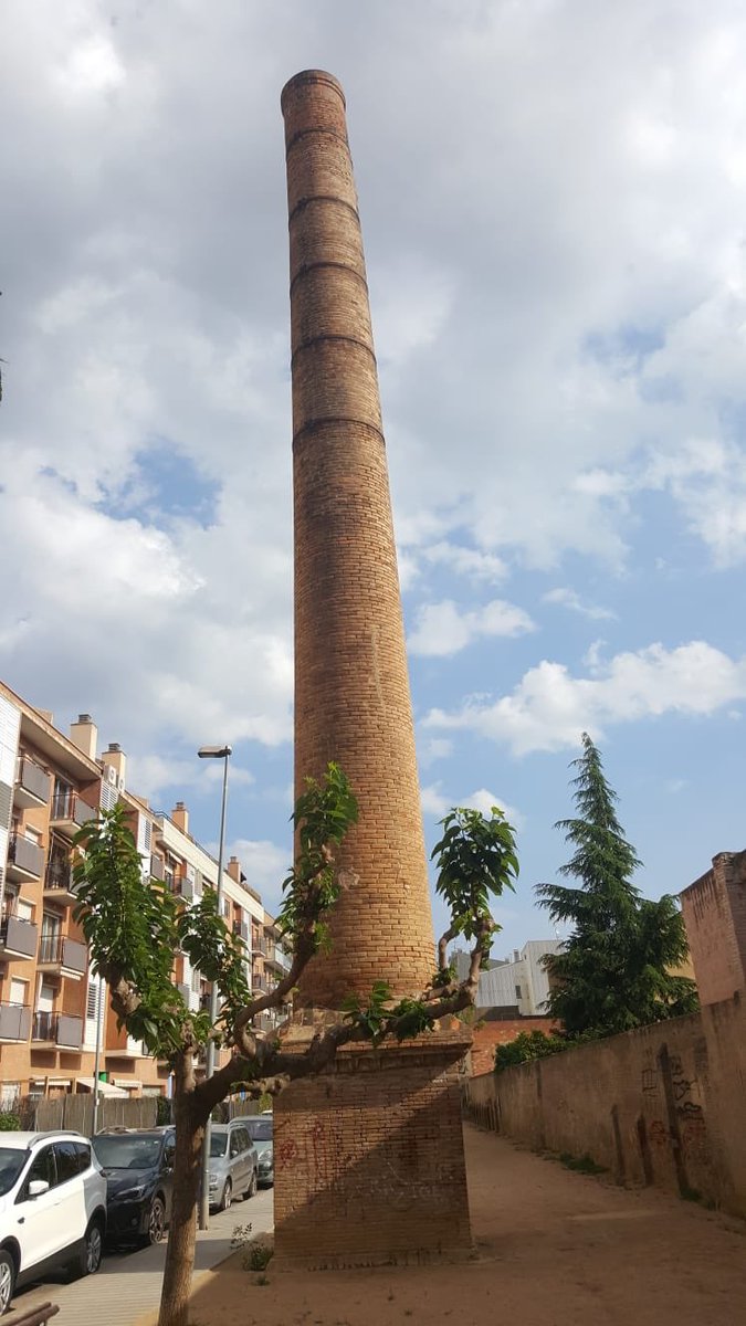 Alex_lorenzop's tweet photo. Una xemeneia tot curiosa per Figueres #museualcarrer #museualcarrerESC https://t.co/oJ8MAXfkCw