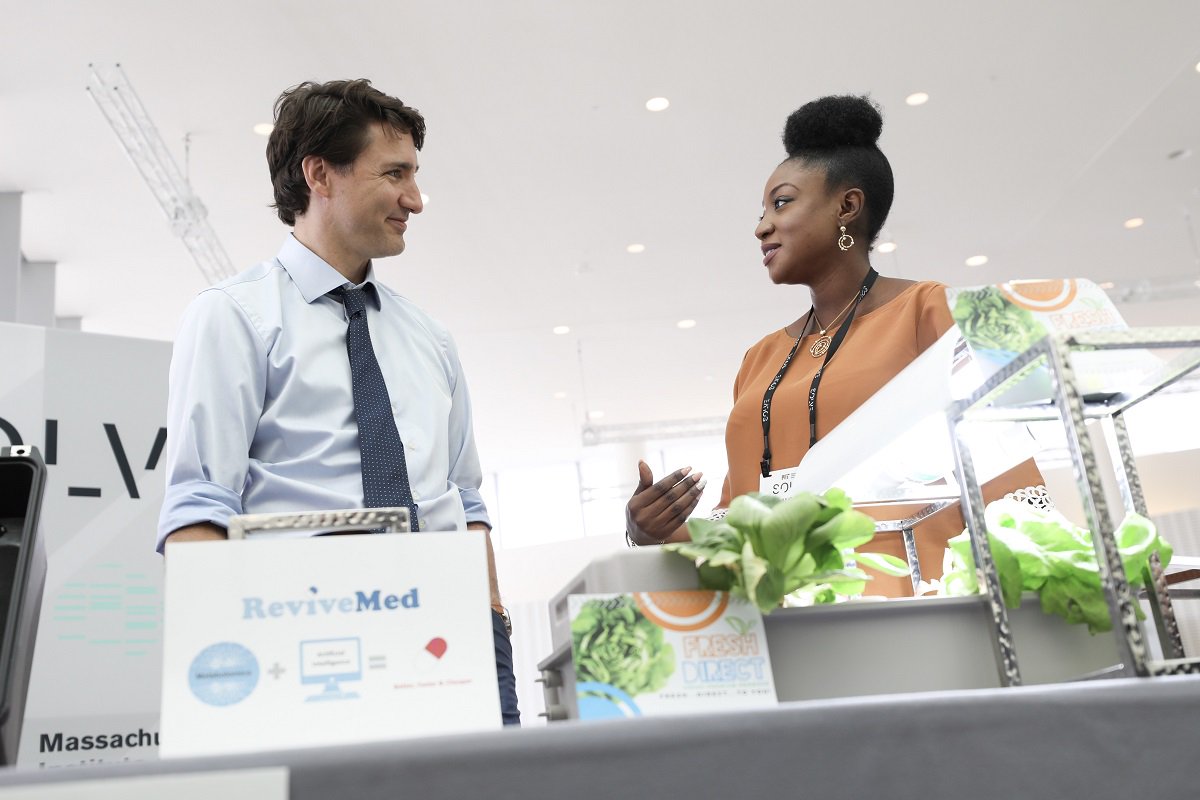 CanadianPM's tweet image. Prime Minister Justin Trudeau speaks with innovators while visiting the MIT @MediaLab during #SolveAtMIT in Boston, Massachusetts.