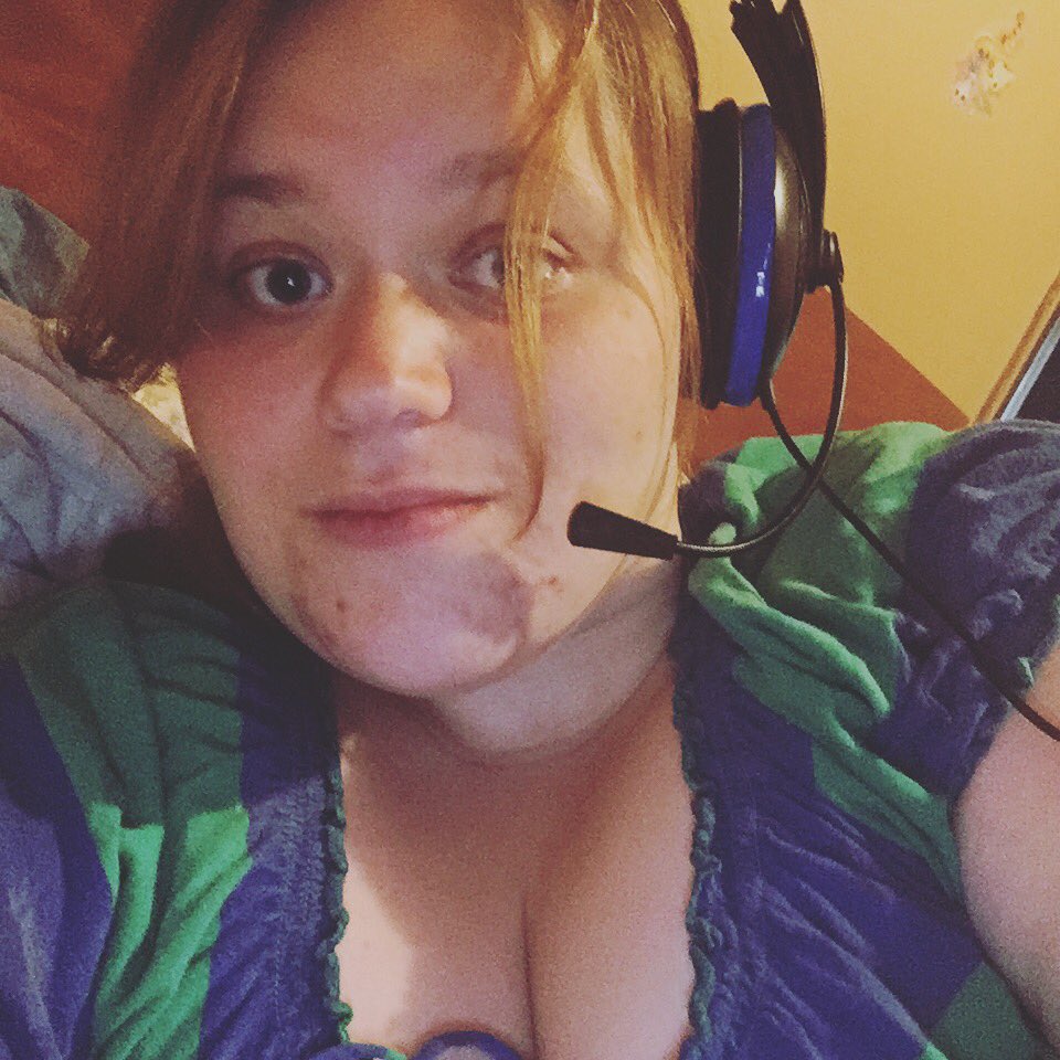 fluffybratpanda's tweet photo. Talking to hubby on ps4 loving it https://t.co/RZe2B8oAw5