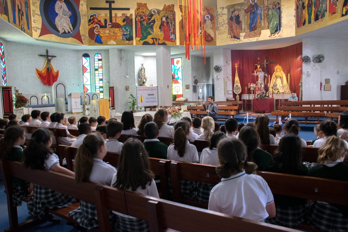 ResurrecionSFdo's tweet photo. Esta mañana hemos realizado en nuestra parroquia el II encuentro de escolares con Jesús Resucitado. Una vez explicadas la Pascua, Pentecostés y el simbolismo del besapiés, han procedido a la veneración de la sagrada imagen de Jesús Resucitado. https://t.co/d4YOOhpIF8