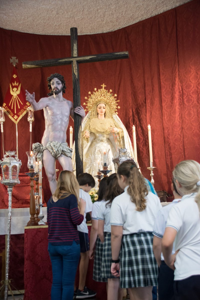 Esta mañana hemos realizado en nuestra parroquia el II encuentro de escolares con Jesús Resucitado. Una vez explicadas la Pascua, Pentecostés y el simbolismo del besapiés, han procedido a la veneración de la sagrada imagen de Jesús Resucitado.
