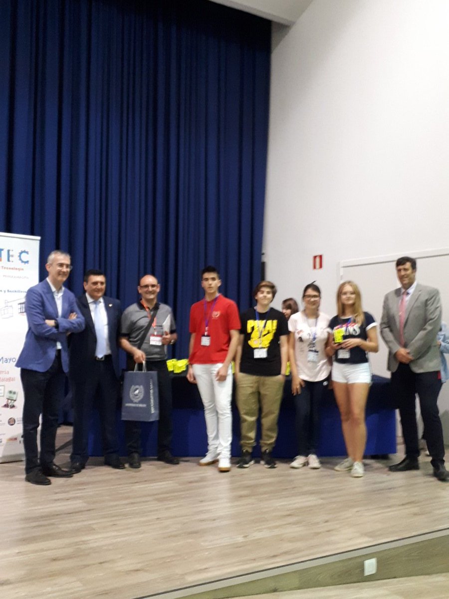 AptaMalaga's tweet photo. #FANTEC18 Entrega de premio conmemorativo a los alumnos del IES Playamar, Torremolinos 🏆🔝 https://t.co/ns8iEWD2xo