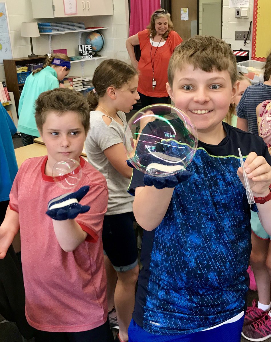 Kstrobelt's tweet photo. More bubble fun!
#EWpride #allywill225 #Kstrobelt https://t.co/NM6xvE93Gk