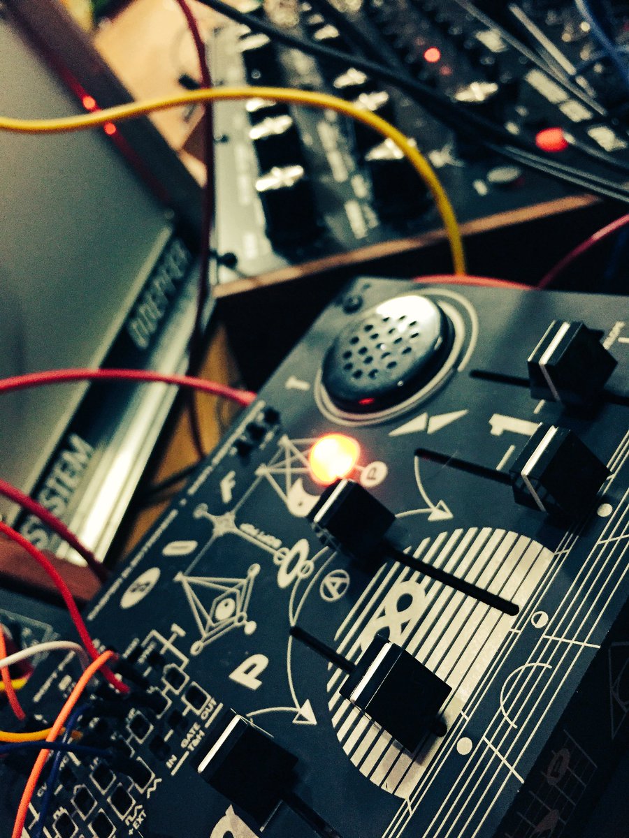 twistytakashi's tweet photo. この辺りの四角いいつもの自動電子音マシンと共にミニモジュラーA100と使用します。
#softpop #ocoast #darktime #a100 #modular #analogmodular
#minimodular https://t.co/luvnnfHwTn