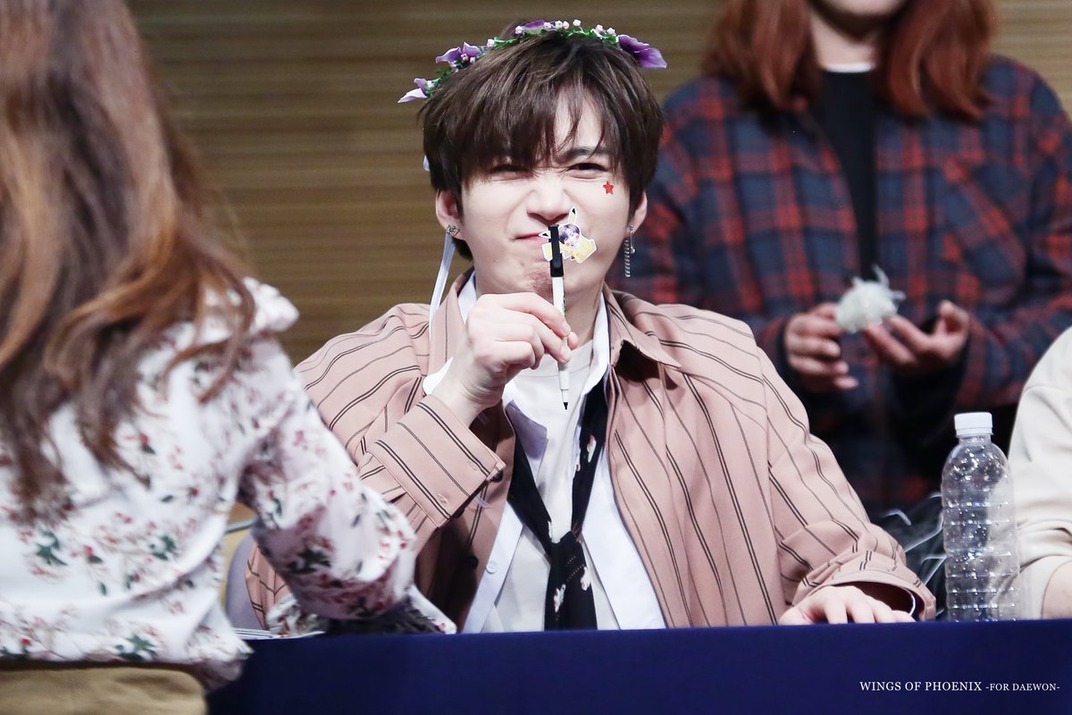 wop_317's tweet photo. 180506 팬사인회

🌺🌺🌺✨✨✨✨✨

#유앤비 #UNB #대원 #DAEWON https://t.co/fFGVZ3nnjy