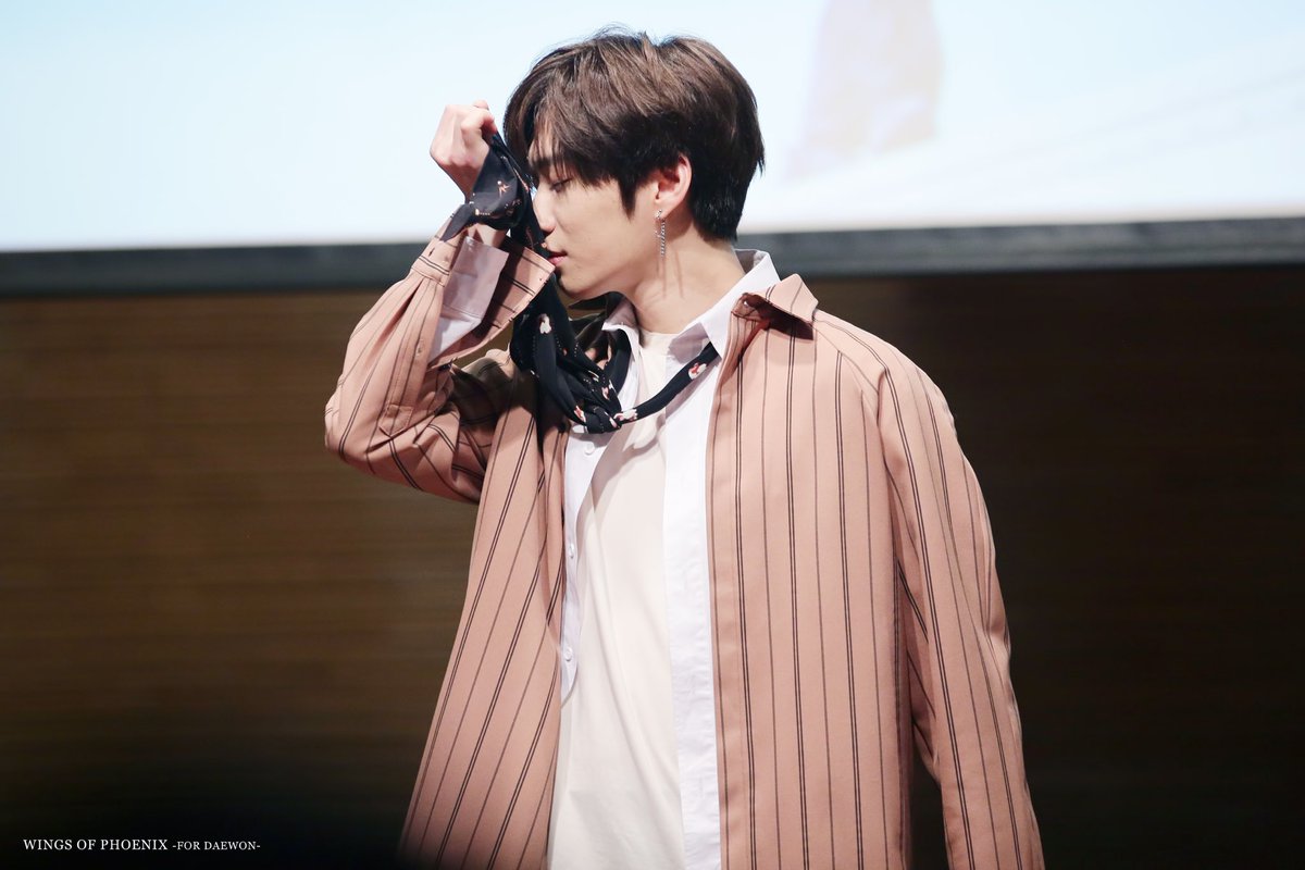wop_317's tweet photo. 180506 팬사인회

🌺🌺🌺✨✨✨✨✨

#유앤비 #UNB #대원 #DAEWON https://t.co/fFGVZ3nnjy