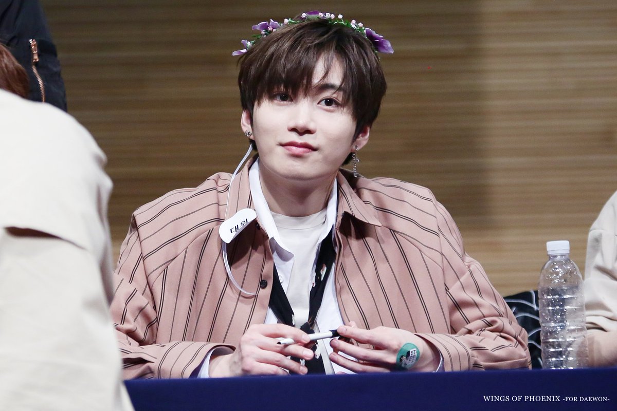 wop_317's tweet photo. 180506 팬사인회

🌺🌺🌺✨✨✨✨✨

#유앤비 #UNB #대원 #DAEWON https://t.co/fFGVZ3nnjy