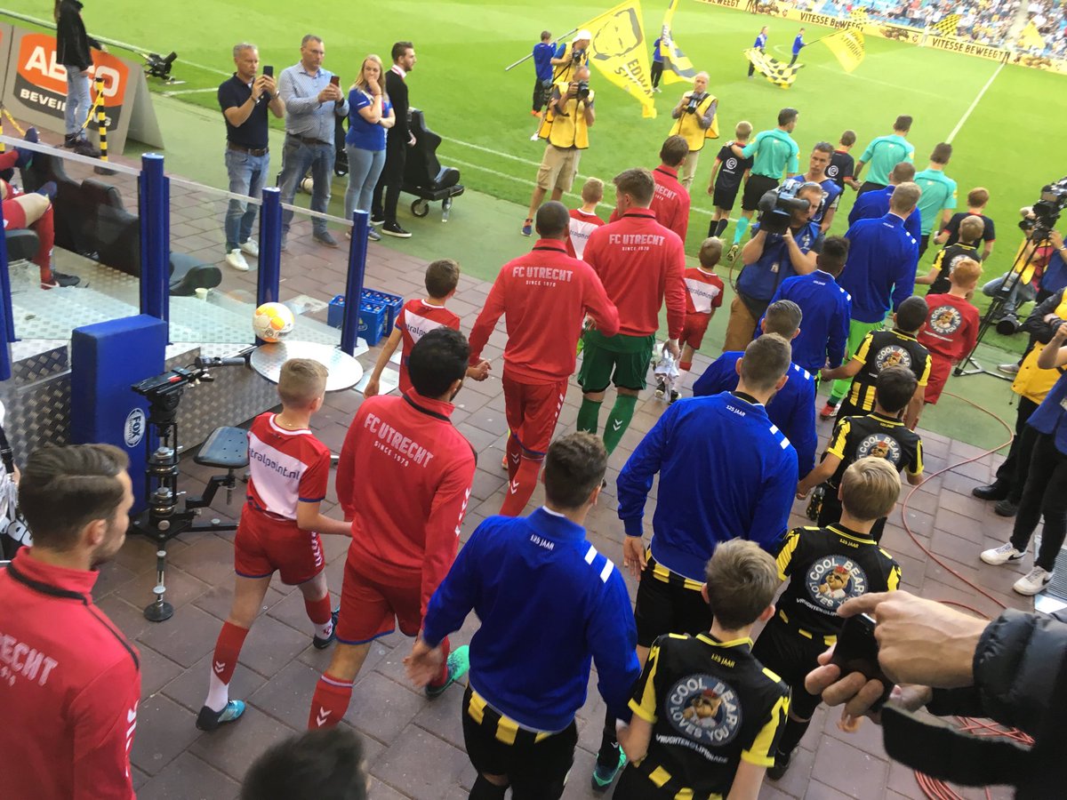 rvandermade's tweet photo. De ontknoping van de spannende play-offs in Utrecht volg je zaterdag live bij Omroep Gelderland op de radio. Rechtstreeks van de aftrap tot het eindsignaal! Integraal verslag. #vitesse #utrvit @OmroepGLD https://t.co/7iouWrs1Ag