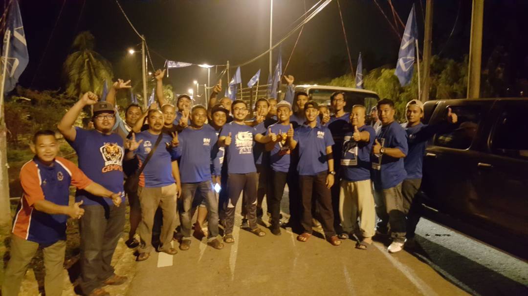 In many ways the real heroes were the local machinery based in their cawangans that tried to create a wave around the candidates. Posters and flags may seem like an obsolete method to urban sensibilities but in a place like Kuala Langat I think they still play a role.