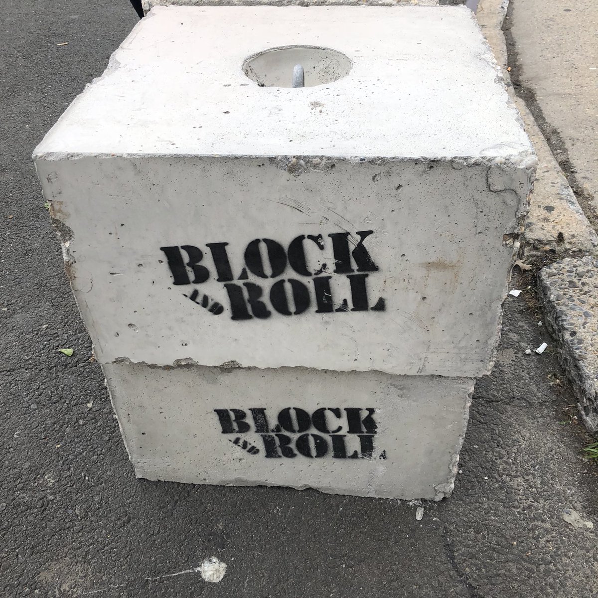 This_Feeling's tweet photo. checking out venues in Brooklyn, even their bricks are rock n roll 🍎#TFNYC https://t.co/LdyywpDeOz