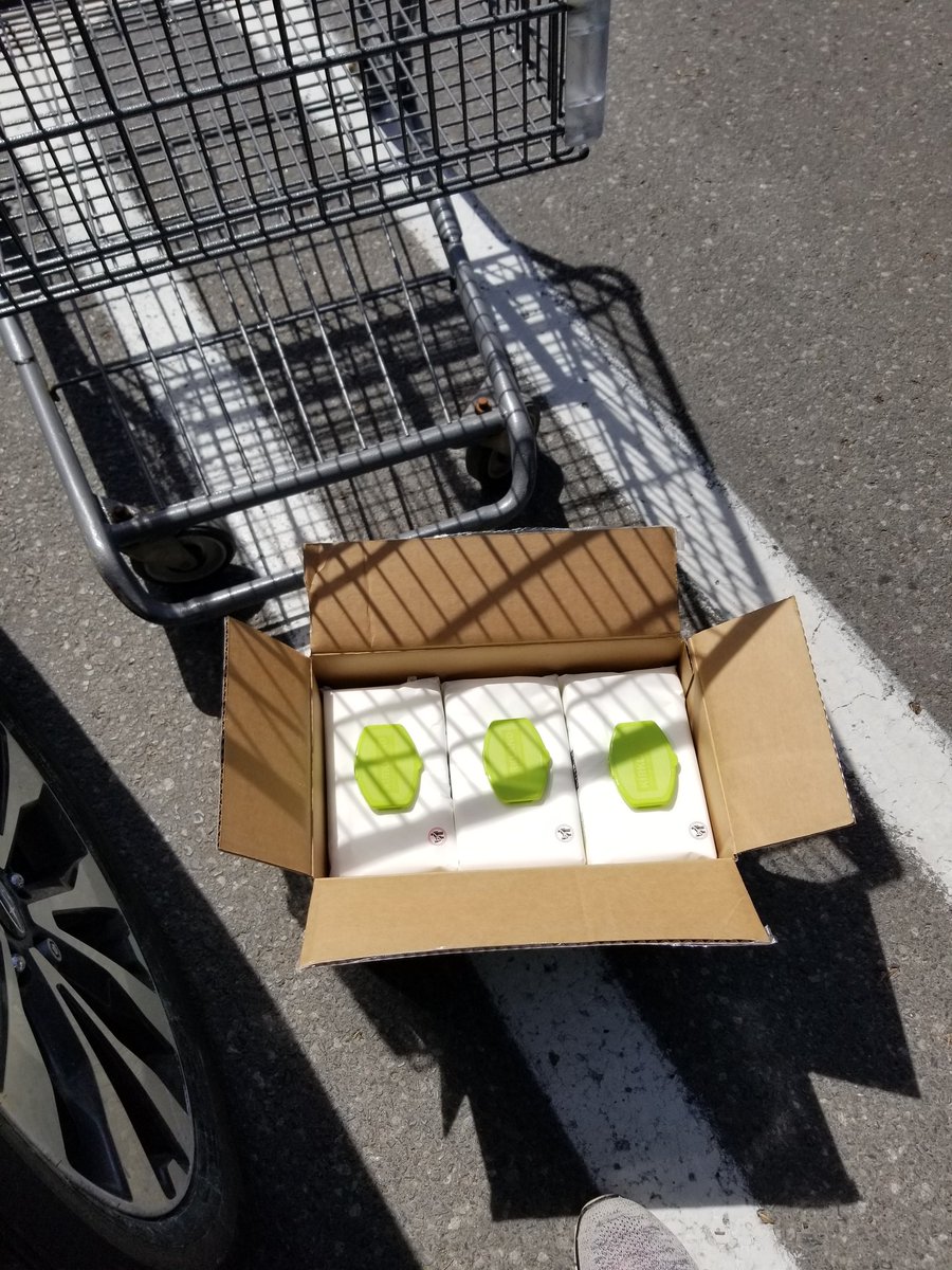 Amindfulway's tweet photo. @costcocanada when ur store is packed u really need more outdoor staff so customers don't have to do this to load their cars. https://t.co/LlSduxwEiM