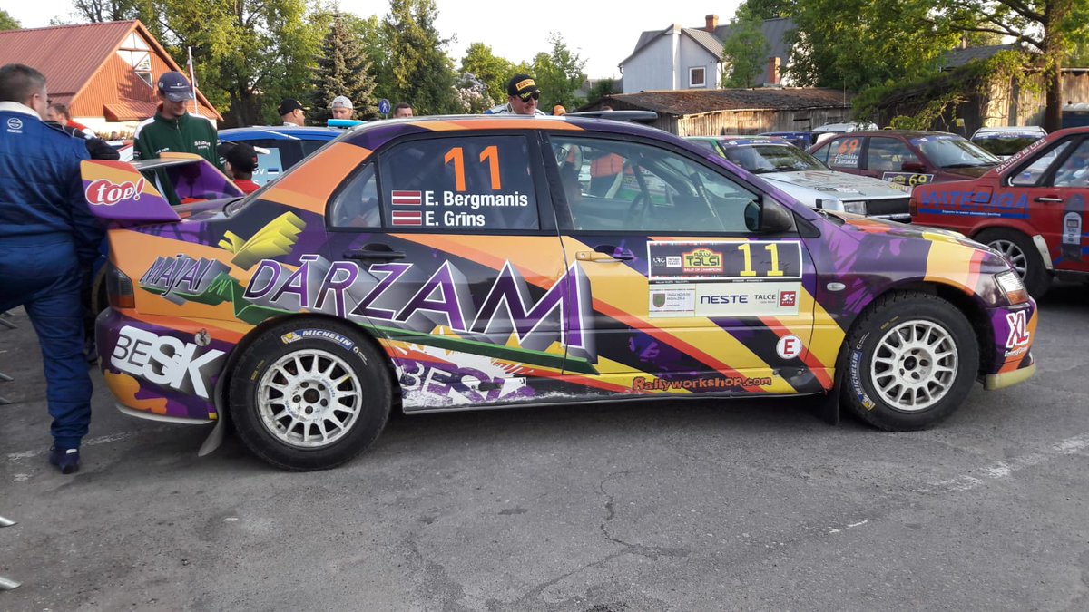 RallyTalsi's tweet photo. Kamēr citi jau no skatuves nokāpuši, tikmēr vairākums vēl savu mirkli gaida. Jāteic, latviešu ekipāžas pielāgojušās pavasarim ar krāsainiem un aizraujošiem mašīnu dizainiem
#RallyTalsi | #RallyOfChampions https://t.co/k7xs5K7Rxy