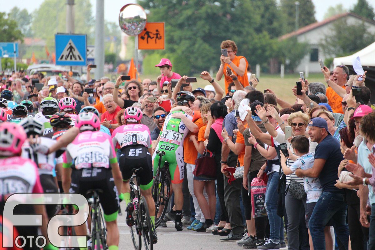 ILENIALazzaro's tweet photo. Brava come sempre @SelvaFrancesca a catturare un momento emozionante: mamma Vally Calzavara che abbraccia il suo giovanotto!

Perché puoi essere adulto e correre al @giroditalia ma la mamma è sempre la mamma! #mamma #Giro2018 

 ❤️ @Bardiani_CSF @fansclubSimion https://t.co/xWbNJnW30P