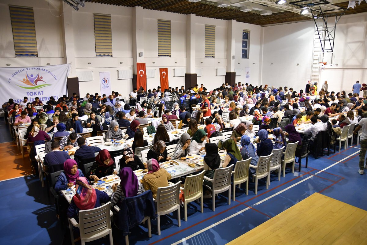 #MerkezimdeRamazan etkinliklerimizde bugün on bir ayın sultanı, bütün gönüllerin ibadetten yana, bütün yüreklerin aynı çatı altında toplandığı Ramazan ayında gönüllü gençlerimizle merkezimizde İftar yemeğinde bir araya geldik. #GSBGM