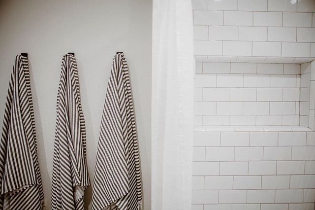 NicollsDesign's tweet photo. #ArubaBendProject • Subway tile + Stripes = 😍 • #NicollsDesignBuild
Interior Design : @Bungalow56Living
Photo : @KristenVincentPhotography .
.
.
.
.
#homedesign #homestyle #coronado #sandiego #interiordecoration #houzz #homeinspiration #dreamhome #my… https://t.co/zFqVpSVS5U https://t.co/BluHbUKcSG