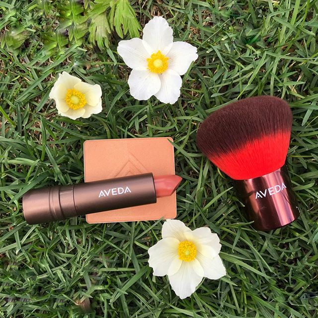redbloomsalon's tweet photo. #RedBloomEssentials 🌼 Glow on the go this long weekend with @aveda uruku bronzer and bronzed pecan feed my lips™ pure nourish-mint™ lipstick 💄 and of course that soft Kabuki-style brush—with soft, non-animal fibers angled to blend your bronzer flawle… https://t.co/j6Pqeb6o1J https://t.co/HaYLrHrLt5