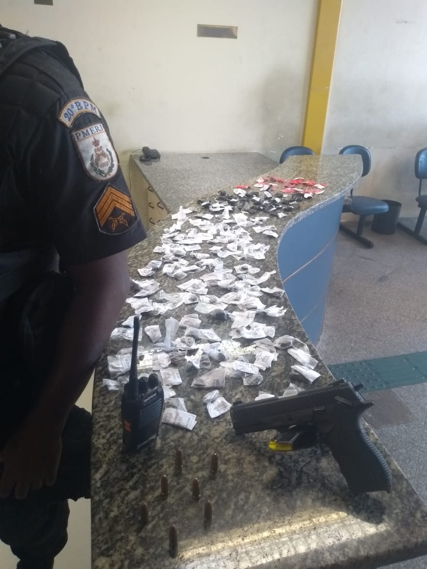 PMERJ's tweet photo. #20BPM em patrulhamento na Comunidade do Pantanal #Mesquita, após confronto encontrou criminoso ao solo em poder de 1 pistola, e rádio comunicador e material entorpecente, conduzido ao HGNI onde foi constatado o óbito. Ocorrência encaminhada à #53DP.
#SempreAtuante 👮🏽♂️🚔 https://t.co/qjM7WkcjOl