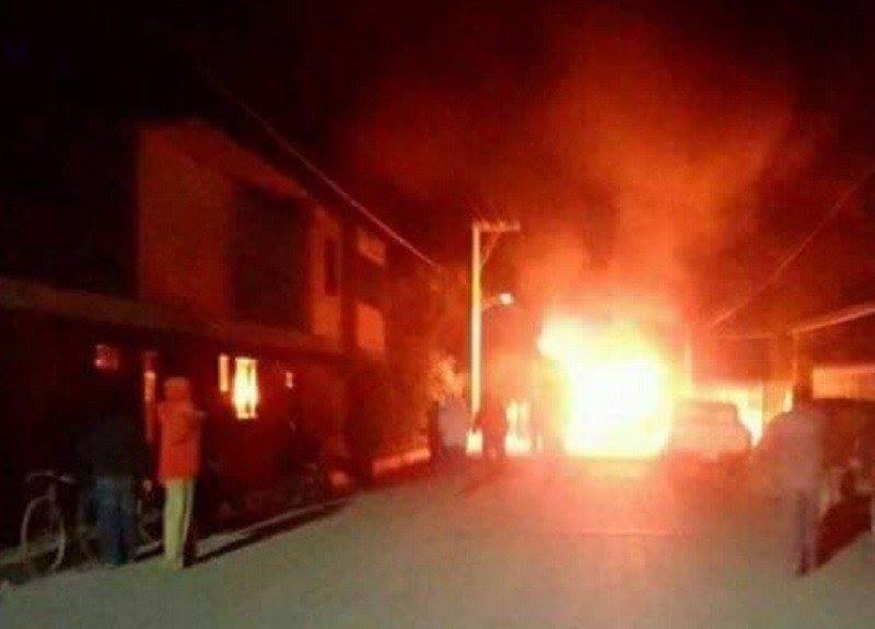 QuePocaMadre_Mx's tweet photo. Pobladores de San Bartolomé Actopan, en #Temascalpa, #Edomex, sometieron a tres presuntos delincuentes, la noche del pasado jueves. Uno de ellos resultó sin vida y dos más tuvieron lesiones, al ser golpeados por haber robado a una familia en su domicilio. https://t.co/E8OMcmqAGC